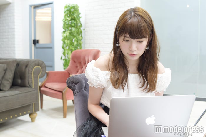 自身のMacbookで編集作業!使用ソフトは「Final Cut」とのこと(C)モデルプレス
