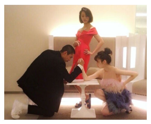 腕相撲のポーズをとった大野拓朗（左）、島崎遥香（右）、高橋メアリージュン（中央）／高橋メアリージュン公式ブログ（Ameba）より