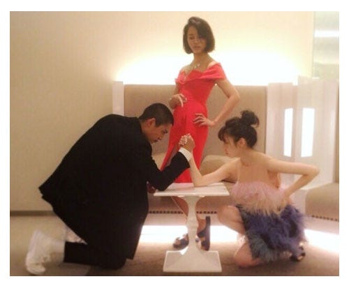 腕相撲のポーズをとった大野拓朗(左)、島崎遥香(右)、高橋メアリージュン(中央)/高橋メアリージュン公式ブログ(Ameba)より