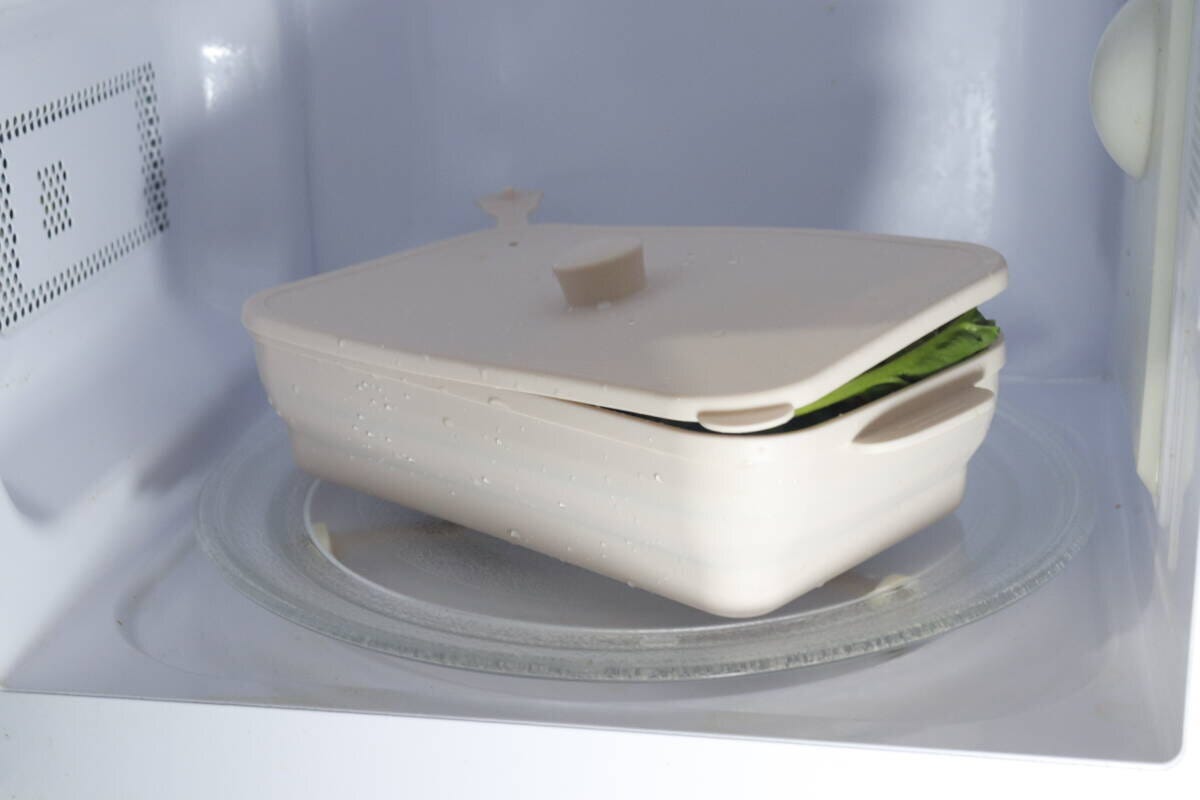 電子レンジの中で加熱されているシリコーンスチーマー