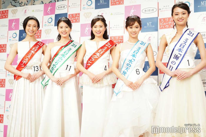 (左から)高垣七瀬さん、小林優希さん、松井朝海さん、嶺百花さん、吉田さくらさん (C)モデルプレス