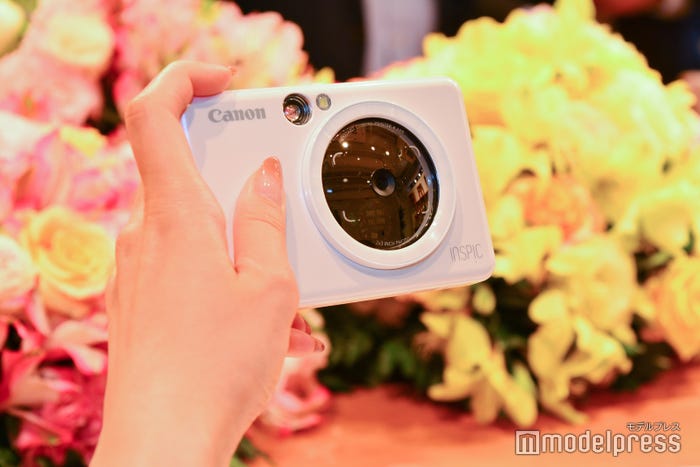 自撮りにうれしいミラー搭載(C)モデルプレス