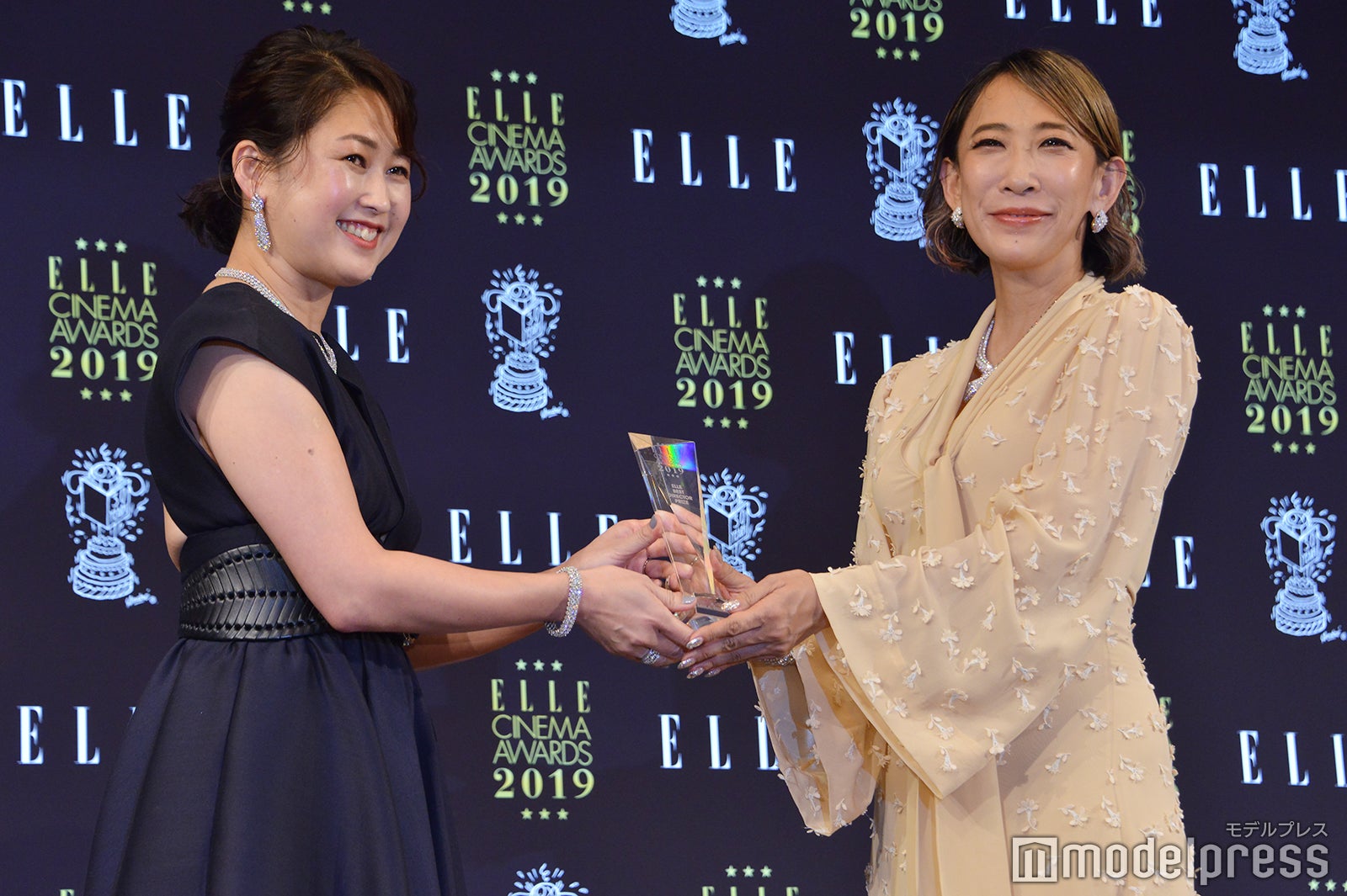 トロフィーを受け取る蜷川実花 （C）モデルプレス