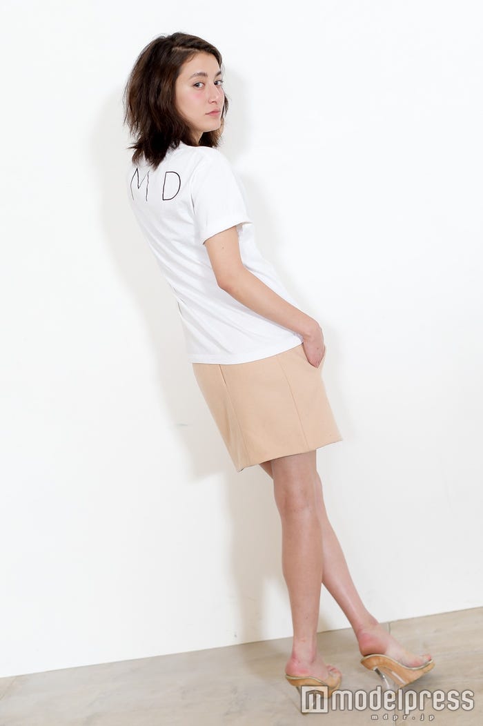 自身のブランド『PASCAL MARIE DESMARAIS』のTシャツ&『BALENCIAGA』のスカート(C)モデルプレス