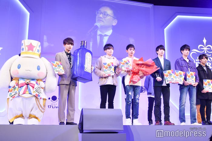 受賞者(左から)シナモン、鈴木克哉、高木裕也、渡邉多緒、西野遼、井上頼弥、橋詰昌慧 (C)モデルプレス