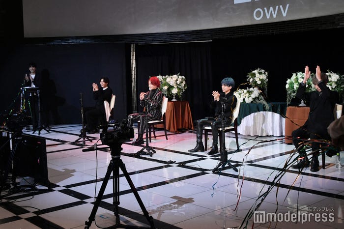 「GYAO!」にて配信された「OWV グループ結成記念生配信特番」より/デビューの発表をし祝福をうける中川勝就、本田康祐、佐野文哉、浦野秀太(C)モデルプレス