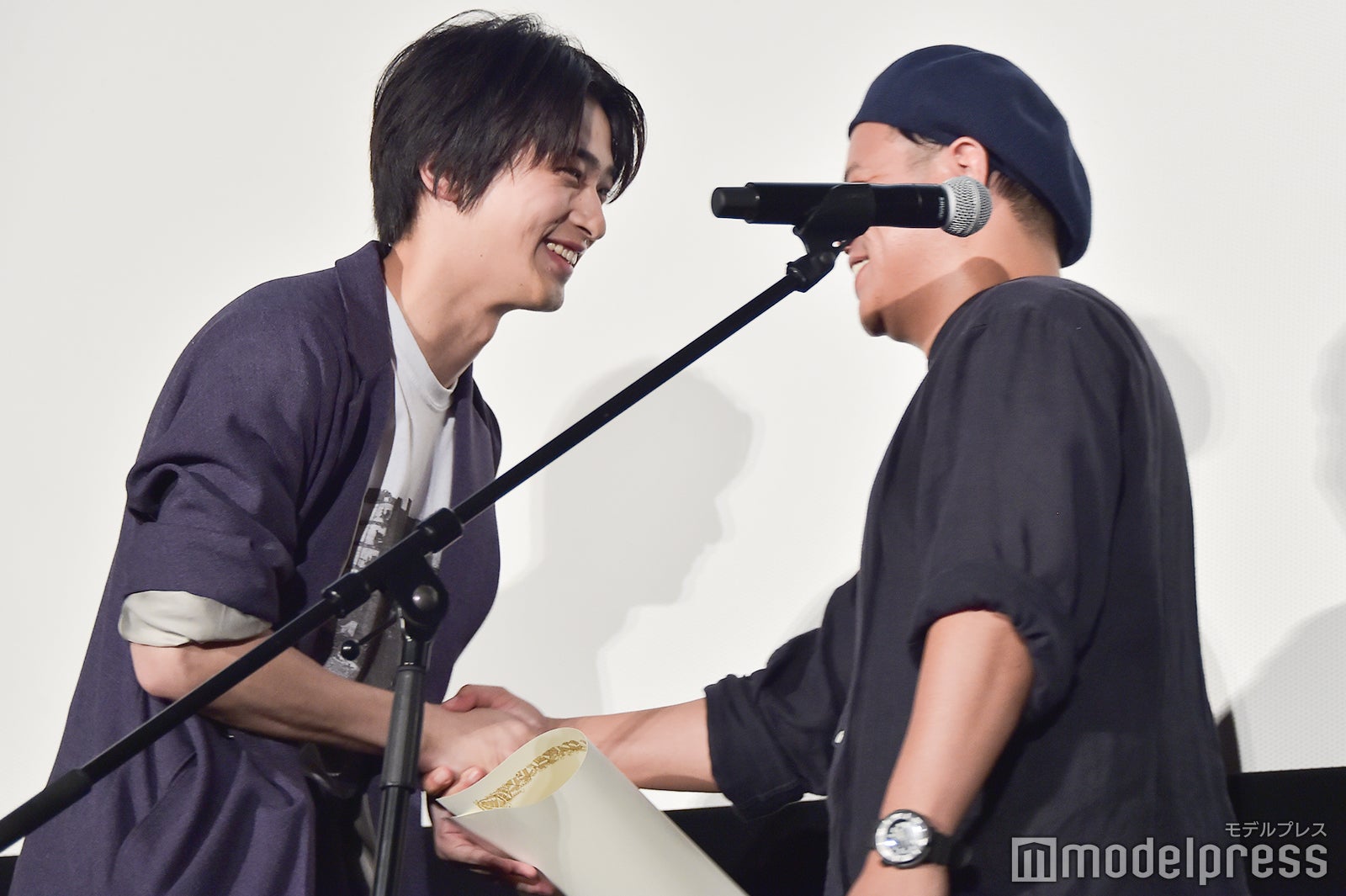 卒業証書を受け取り、監督と固い握手をする横浜流星 （C）モデルプレス