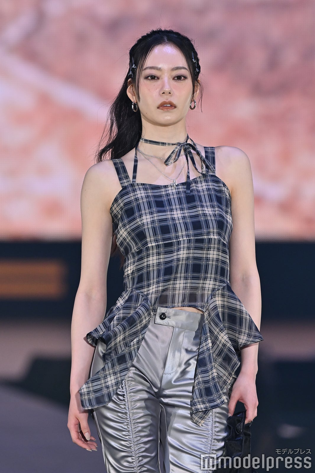 なごみ なごみ、タンクトップコーデで美肌見せ【GirlsAward 2025SS