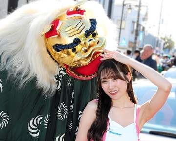 人気レースアンバサダー川井栞 取手GPで獅子舞に頭をかまれて困り顔に