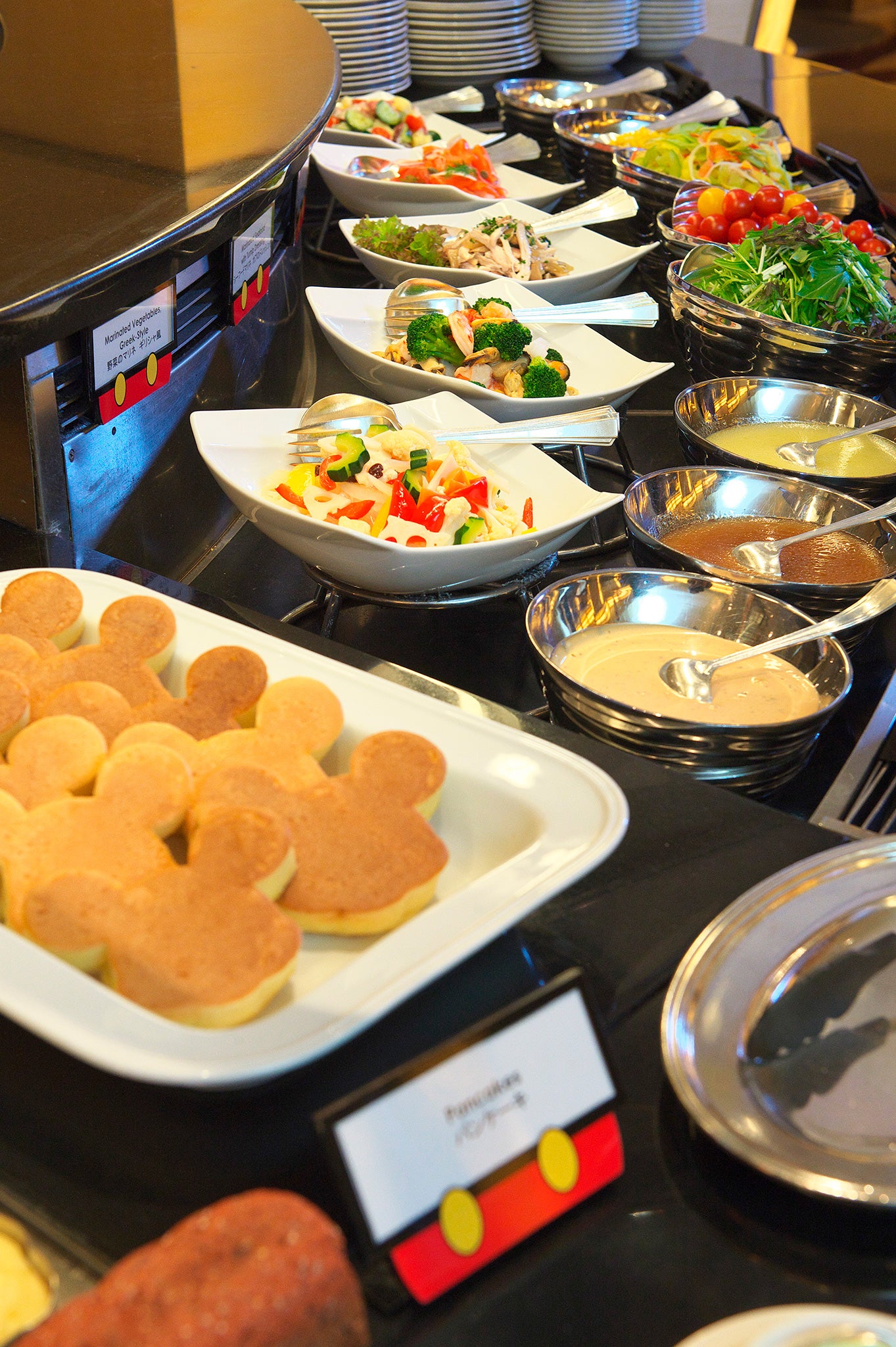 ブッフェ台／シェフ・ミッキー（C）Disney