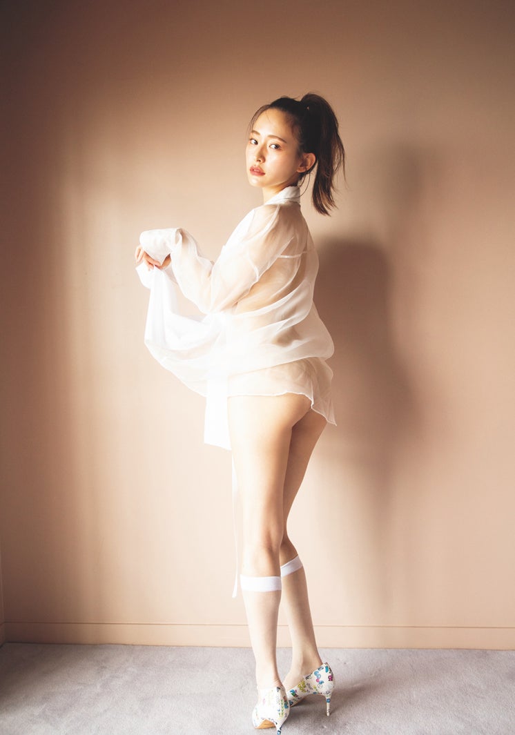 高崎かなみ、シースルーシャツで“極限露出” 美ヒップ覗く振り向きショット挑戦