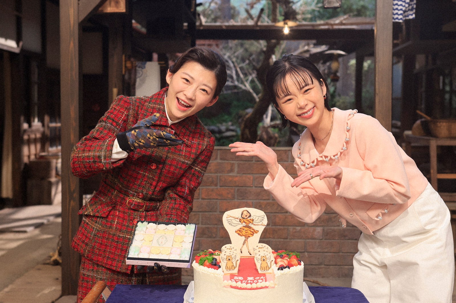 趣里、伊藤沙莉へ朝ドラバトンタッチ「沙莉ちゃんなら絶対大丈夫」 「ブギウギ」「虎に翼」ゆかりの品をプレゼント交換