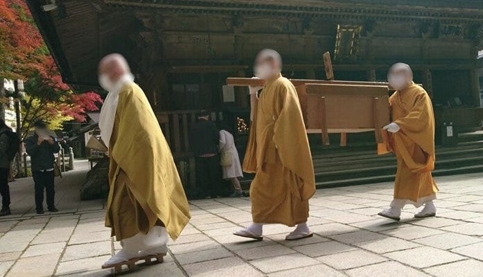 弘法大師御廟に食事を届ける行事「生身供(しょうじんぐ)」(2021年11月6日撮影)