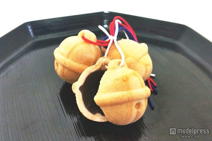 鈴もなかにこしあんをたっぷりつめた「八里」250円(税抜)/1房/画像提供:御菓子司 湯もち本舗 ちもと