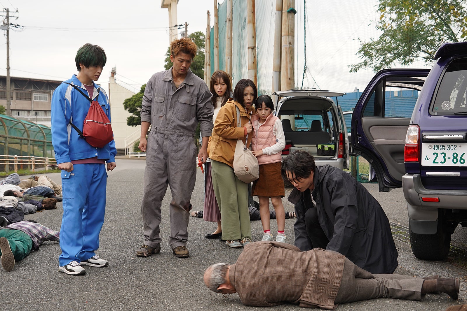 （前左から）キム・ジェヒョン、竹内涼真、笹野高史、笠松将（後左から）飯豊まりえ、安藤玉恵、横溝菜帆／「君と世界が終わる日に」より（C）NTV／HJホールディングス