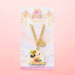 エンパイア・グリル(カリフォルニア料理)東京ディズニーリゾート40周年“ドリームゴーラウンド”エンパイア・グリル・ディナーオリジナルチャーム(イメージ)(C)Disney