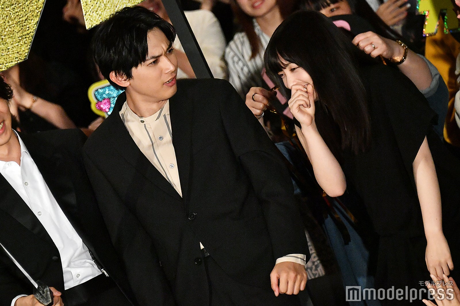 キャノン砲の音に驚いたことを橋本環奈（右）に訴える吉沢亮（左） （C）モデルプレス