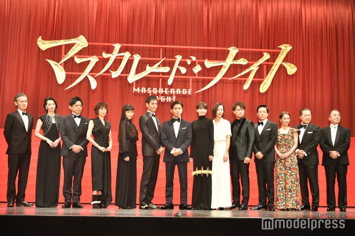 (左から)渡部篤郎、凰稀かなめ、博多華丸、高岡早紀、麻生久美子、沢村一樹、木村拓哉、長澤まさみ、木村佳乃、石黒賢、中村アン、石橋凌、鈴木雅之監督(C)モデルプレス
