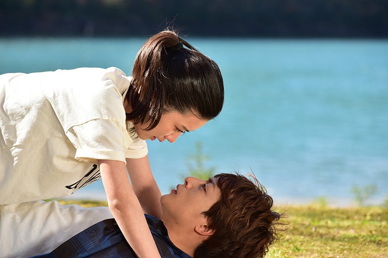永野芽郁、白濱亜嵐／「ひるなかの流星」より（C）2017 フジテレビジョン 東宝 集英社（C）やまもり三香／集英社