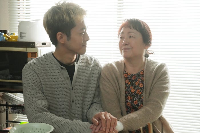 松坂桃李、松坂慶子(C)2025「父と僕の終わらない歌」製作委員会