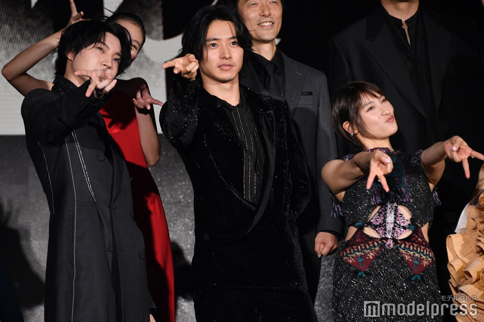 みんなで仲良くギャルピースをキメる桜田通、山崎賢人、土屋太鳳（C）モデルプレス