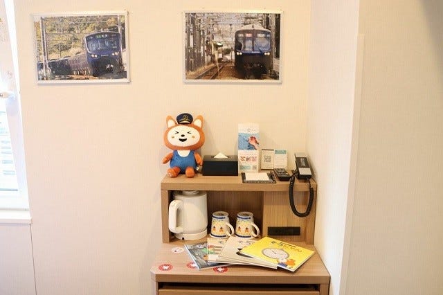 ベッド脇のテーブルにも「そうにゃん」