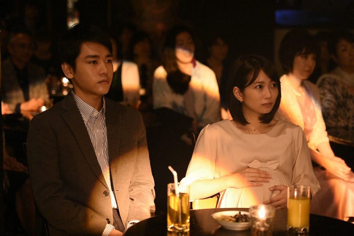 泉澤祐希、志田未来/「コウノドリ」第1話より(画像提供:TBS)