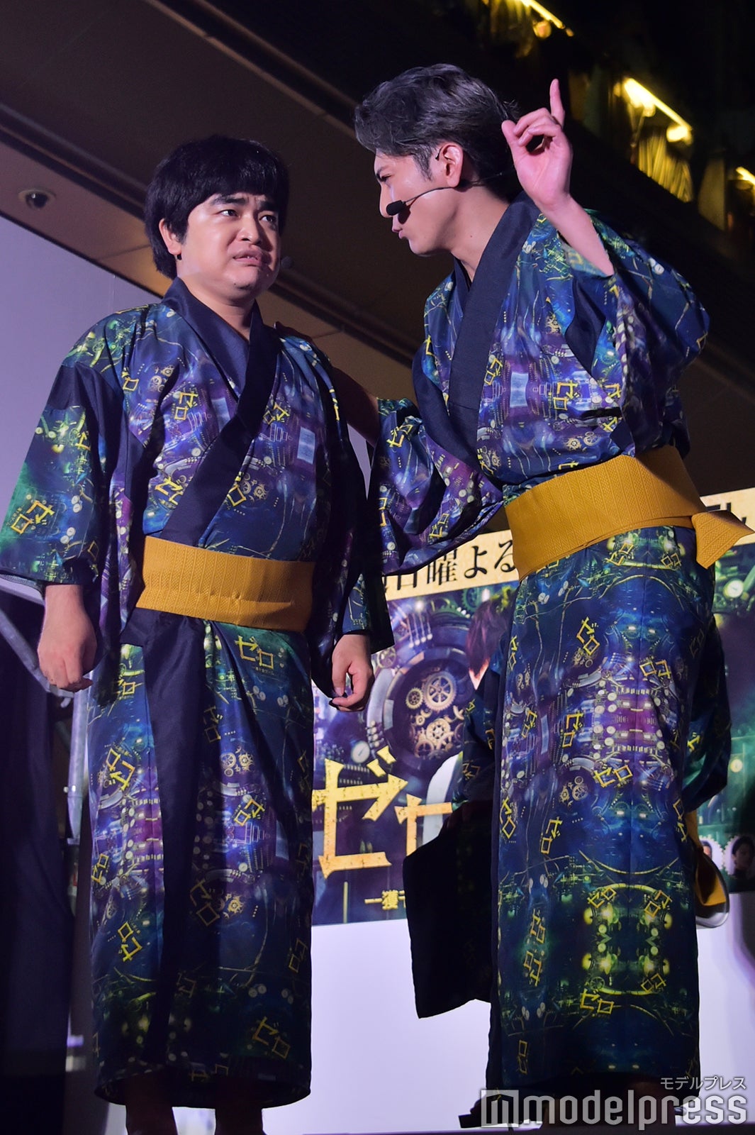 ぐずる加藤諒をなだめる間宮祥太朗 （C）モデルプレス