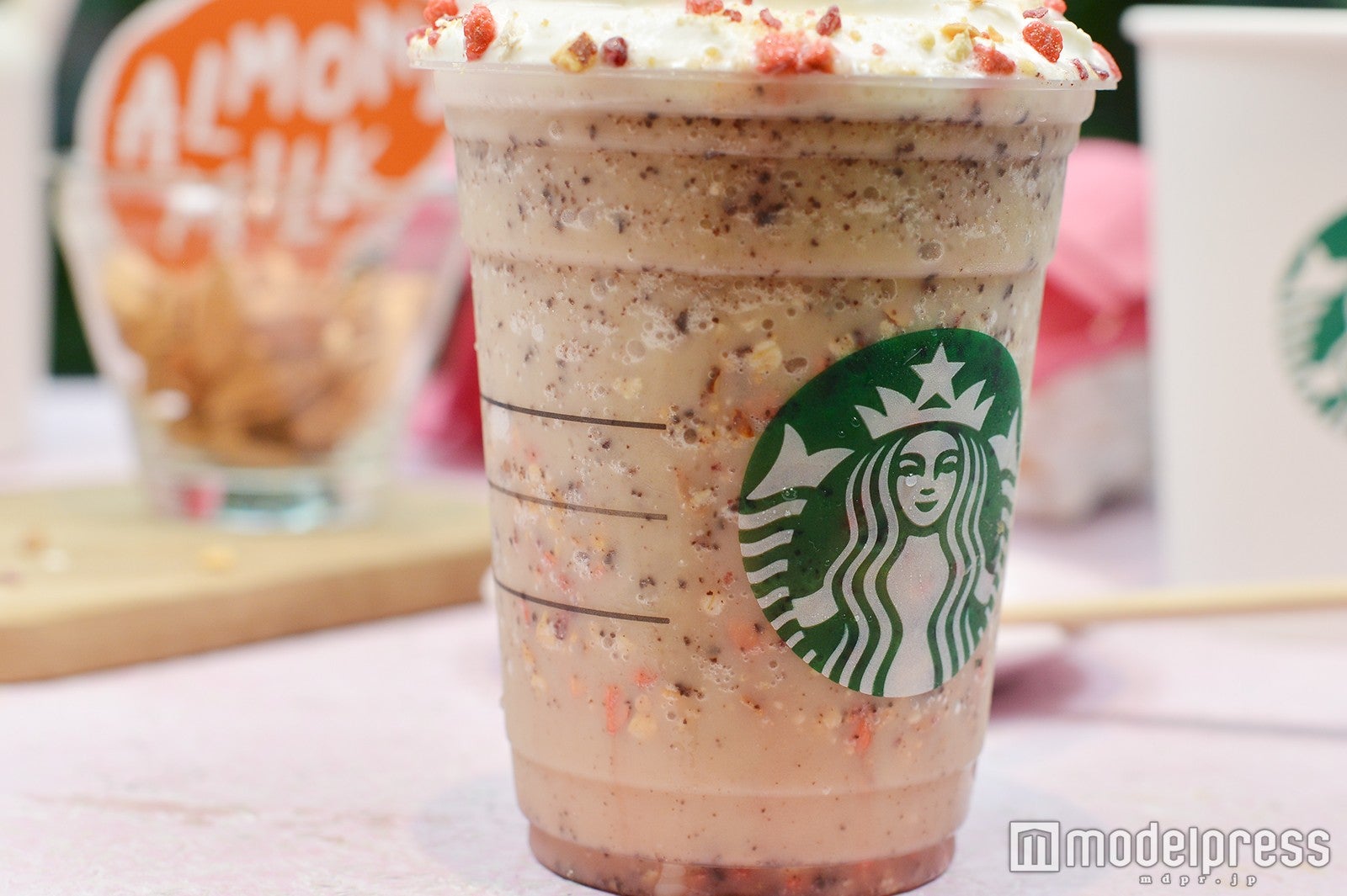 ベースにはアーモンドグラノラ・クランベリーとチョコチップがたっぷり （C）モデルプレス