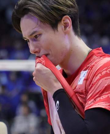 SVリーグ サントリーV逸 主将高橋藍が号泣 大阪B逆転初Vに西田も涙 自身会心エースで決着