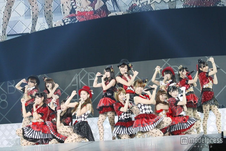 「ワッショイB！」を歌唱するチームBメンバーたち（C）AKS