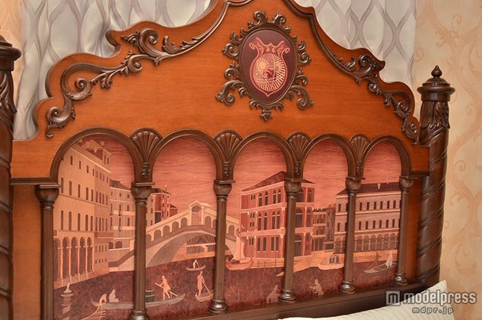 ヴェネツィアの絵が書かれたヘッドボード