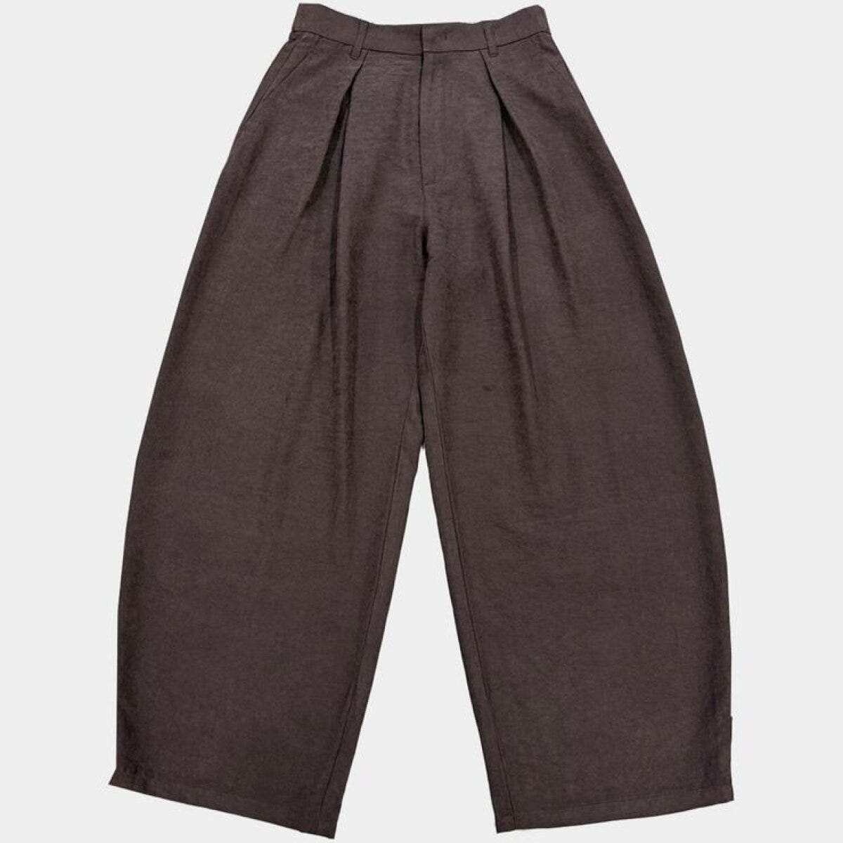 茶色のタック入りカーブパンツ