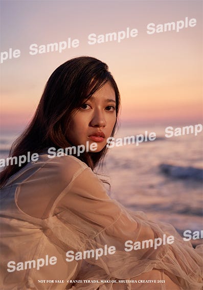 寺田蘭世1st写真集「なぜ、忘れられないんだろう?」星野書店ポストカード/撮影:大江麻貴(提供写真)