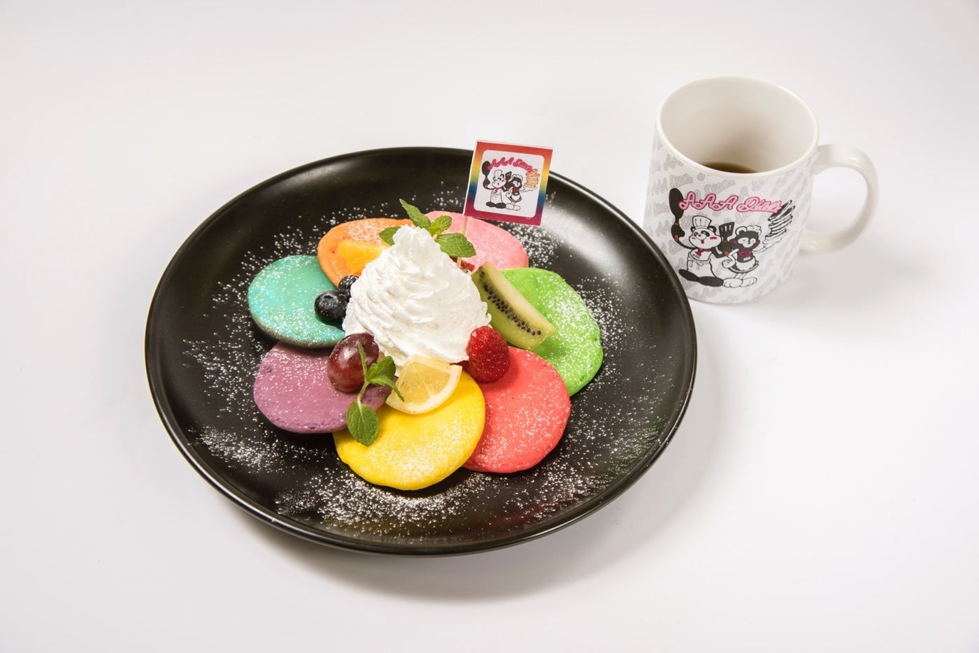 「レインボーパンケーキ～ふわふわ軽いホイップクリーム～」※マグカップ付き
￥1,580 （税抜）／画像提供：THE GUEST cafe＆diner