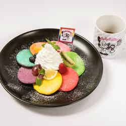 「レインボーパンケーキ～ふわふわ軽いホイップクリーム～」※マグカップ付き
￥1,580 （税抜）／画像提供：THE GUEST cafe＆diner