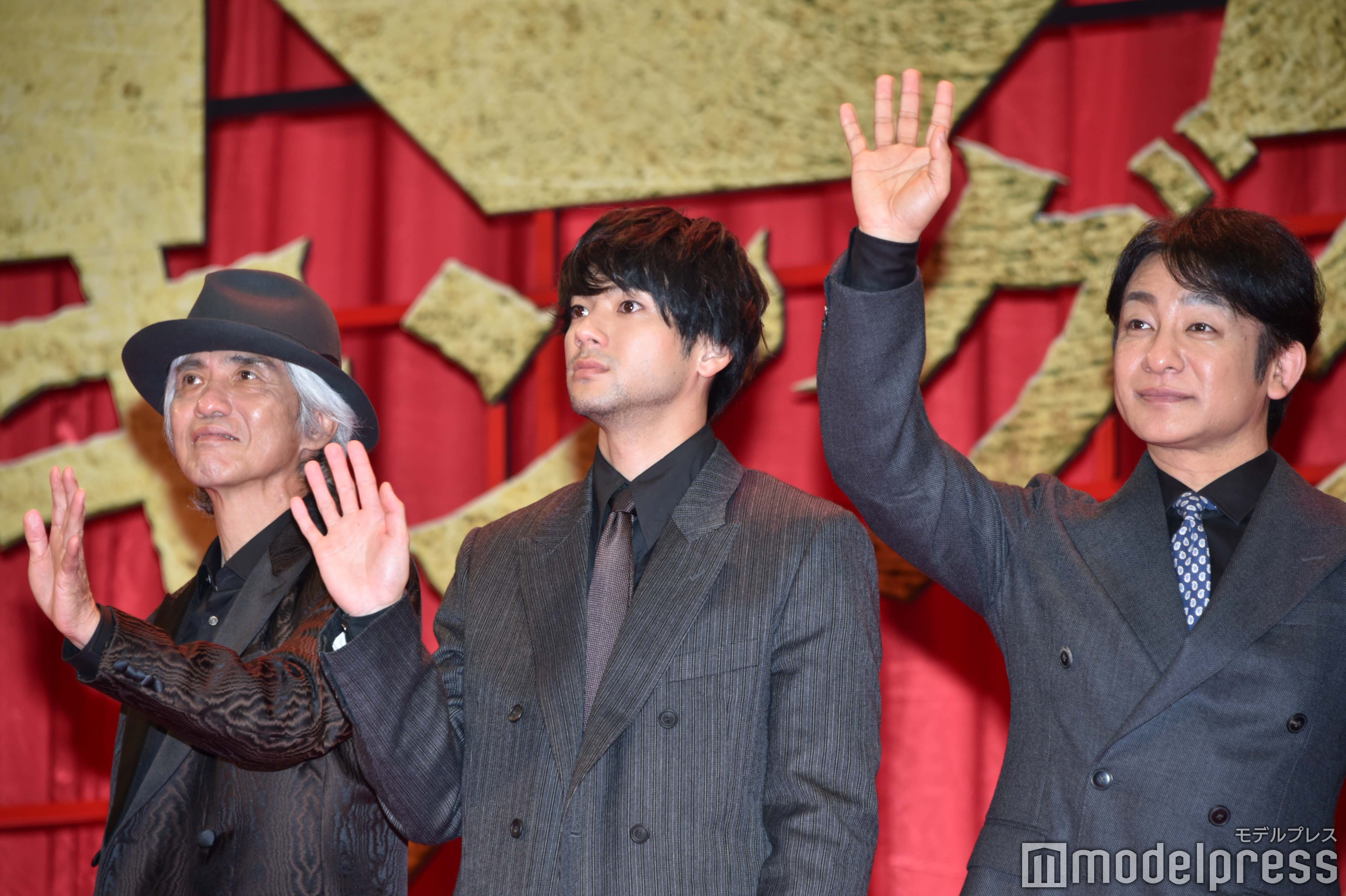 手を振る佐藤浩市、山田裕貴、片岡愛之助（C）モデルプレス