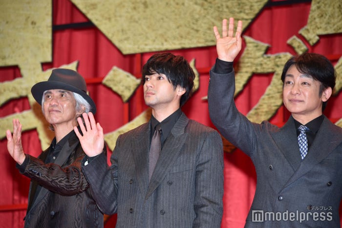 手を振る佐藤浩市、山田裕貴、片岡愛之助(C)モデルプレス