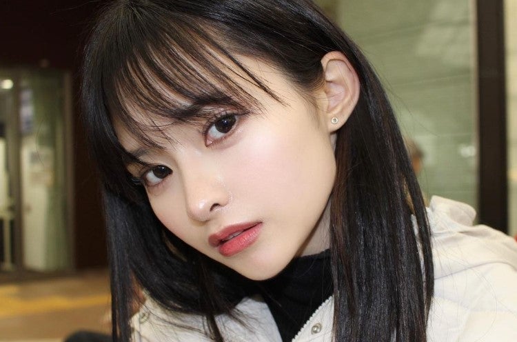 街頭インタビューで「レベチで美人」と話題の女性、デビューしたてのアーティストだった 最終未来少女の藤咲凪とは＜プロフィール＞