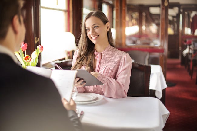 こんなとこ見てるの？！食事デート中にキュンする「彼女のしぐさ」