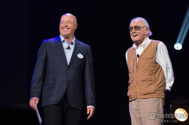 （右）スタン・リー氏（C）Disney