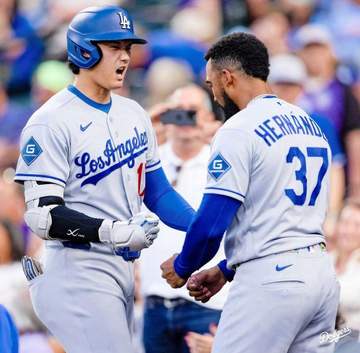 大谷翔平の30号勝ち越し2ラン ブルペンのリリーフ陣が見上げ手を振った特大アーチ 前日はハートがナイスキャッチで大喜びも