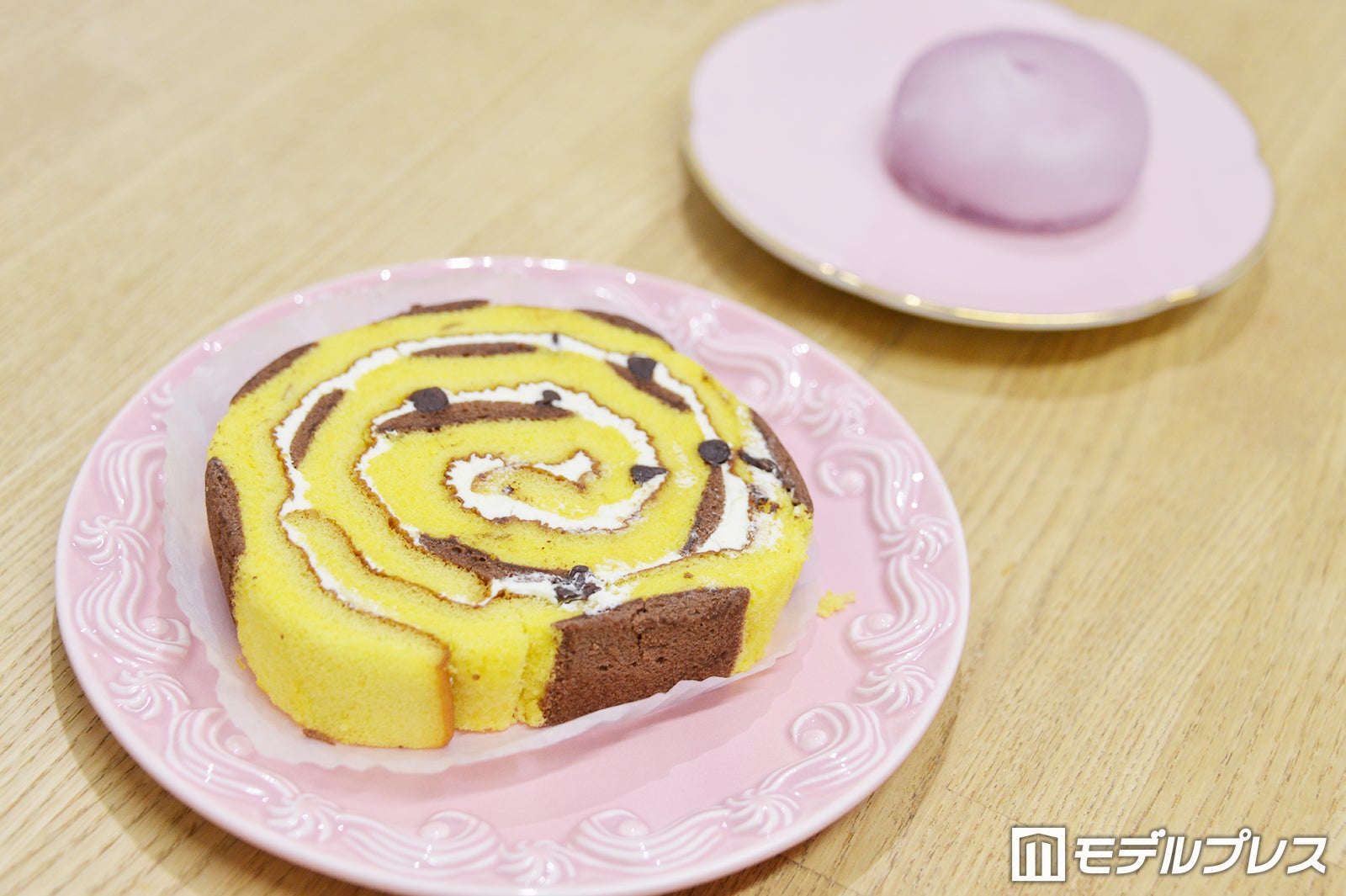 メタモンのわらび餅（ぶどうソース＆ミルクホイップ）、ピカチュウのロールケーキ（チョコバナナ）（C）モデルプレス