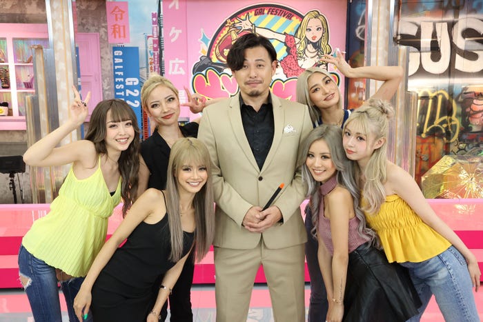 (左から)みりちゃむ、セイラ、かとみか、平子祐希、りあな、まあや、ゆずは(C)フジテレビ
