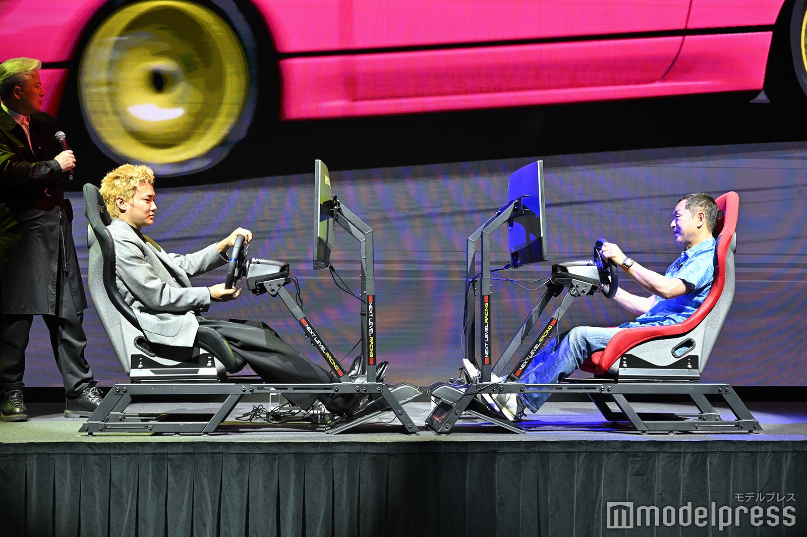 カーレースゲーム対決の様子 （C）モデルプレス