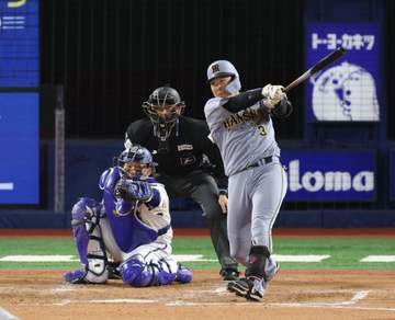 阪神・大山 2打席連発の逆転グランドスラム 三回に右翼席へ 虎党熱狂 二回には左へ2号ソロ 横浜では6年ぶりの満塁弾