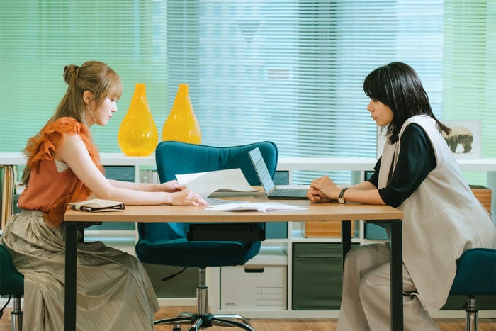 加藤史帆、森カンナ(C)「彩香ちゃんは弘子先輩に恋してる」製作委員会・MBS/第8話より