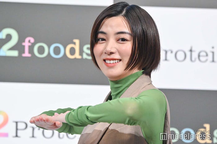 エクササイズをしながら質問に答える池田エライザ(C)モデルプレス