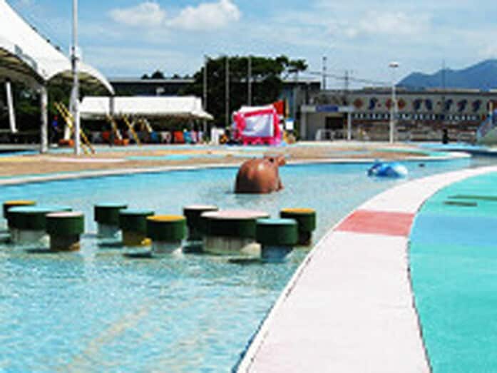 動物のオブジェなどがある「せせらぎプール」