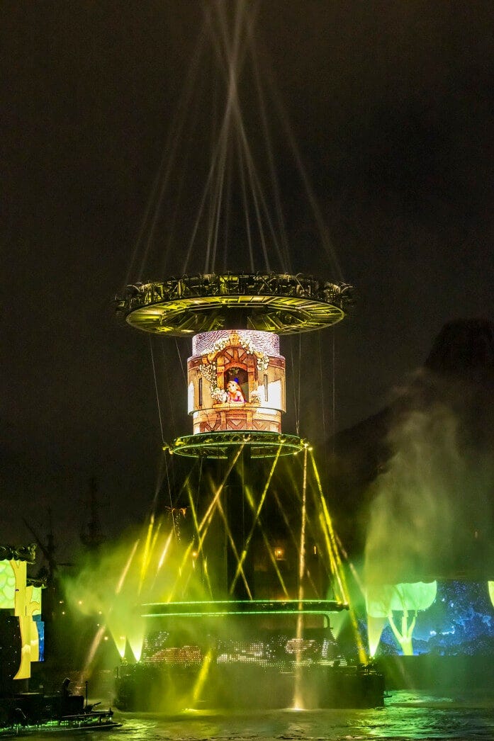 ハーバーの中央あたりにラプンツェルの住む塔が見えてきます